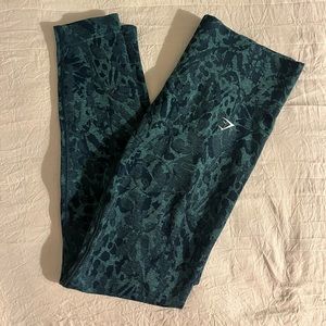 Size Large Gymshark scrunch women’s athletic workout leggings green black